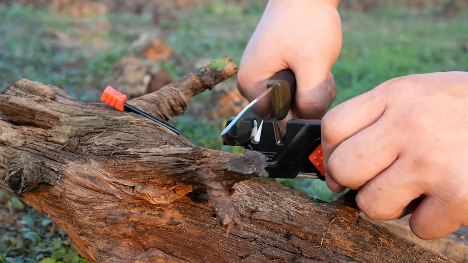 Outil de survie 6 en 1 avec allume-feu Affteur pour couteaux de poche Tige dafftage diamante Aiguise et Polit tous les couteaux d'extrieur et cuisine Sifflet inclus | Fitnessterapy
